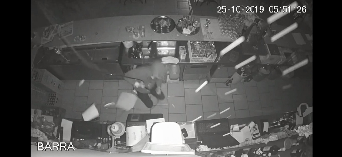 Detinguda una parella per robar en un bar al qual van entrar descolgu00e1ndose d'una lluerna