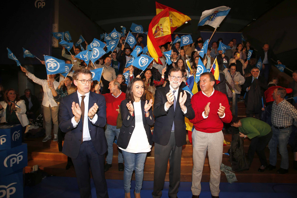 El president de la Xunta de Galícia, Alberto Núñez Feijóo, i l'expresident de Govern, Mariano Rajoy, en un míting amb els candidats a les Corts, María Ramallo i Javier Guerra.