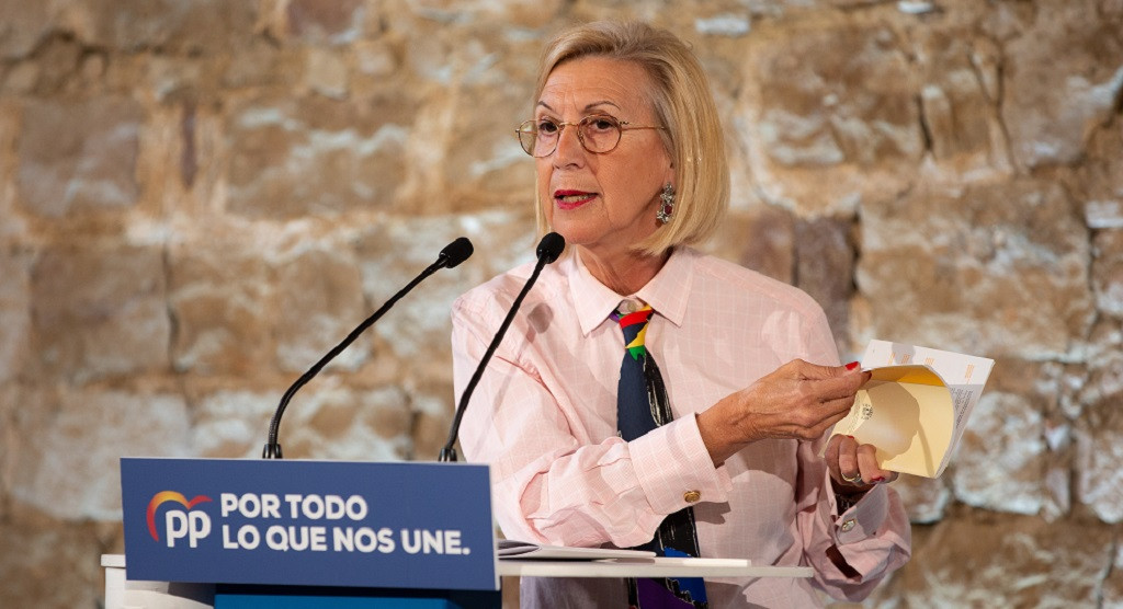 A fundadora d'UPyD, Rosa Du00edez fulleja la Constituciu00f3n Espau00f1ola durant la seva intervrnciu00f3n en l'acte de campau00f1a del Partit Popular