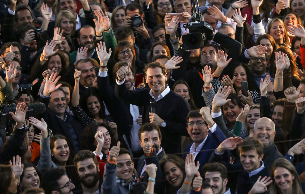 El president de Cs, Albert Rivera, durant el passeig en vaixell pel ru00edo Guadalquivir