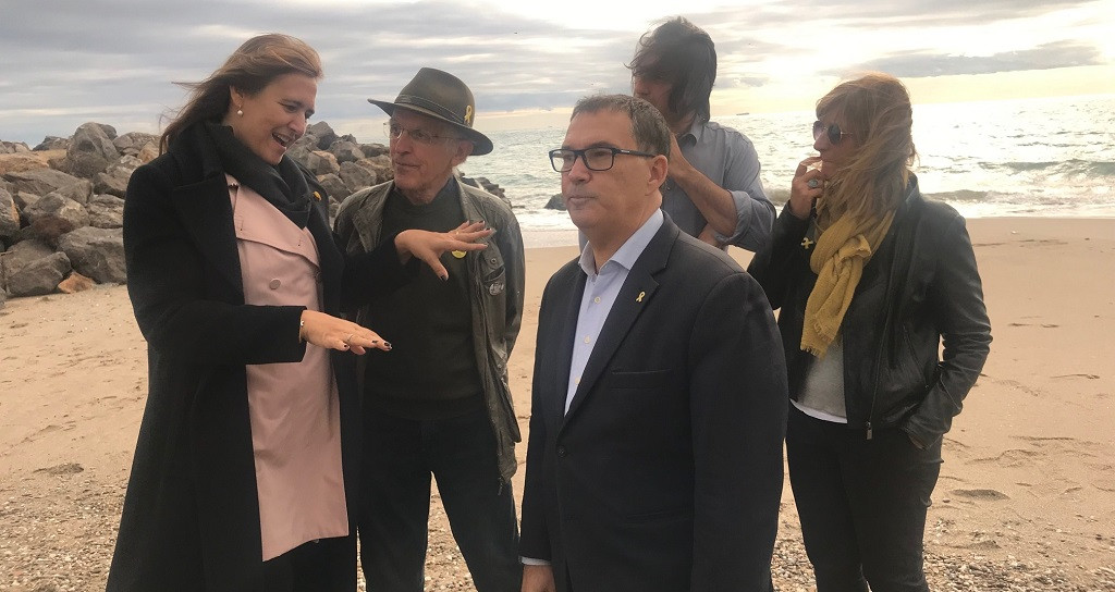 El cap de llista d'JxCat al Congrés, L.Borru00e0s, amb els candidats J.Alonso Cuevillas, F.De Dalmases i la diputada al Parlament, G.Freixa, a la Platja de l'Remolar