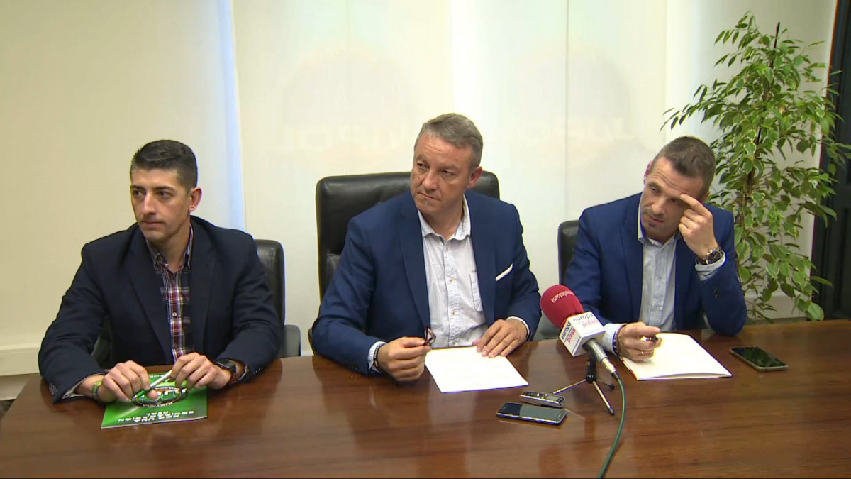 El secretari d'Organizaciu00f3n de JUCIL, Jesu00fas Pagui, el secretari general de JUPOL, Josu00e9 Maru00eda Garcu00eda, i el portaveu de JUPOL, Pablo Pu00e9rez, en roda de premsa