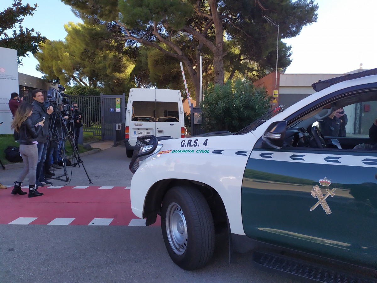 Quatre cotxes de la Guàrdia Civil i una furgoneta entren a l'recinte de Consell Catalu00e0 de l'Esport