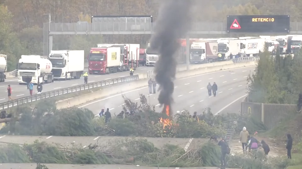 Barricades i foc a l'autopista AP7