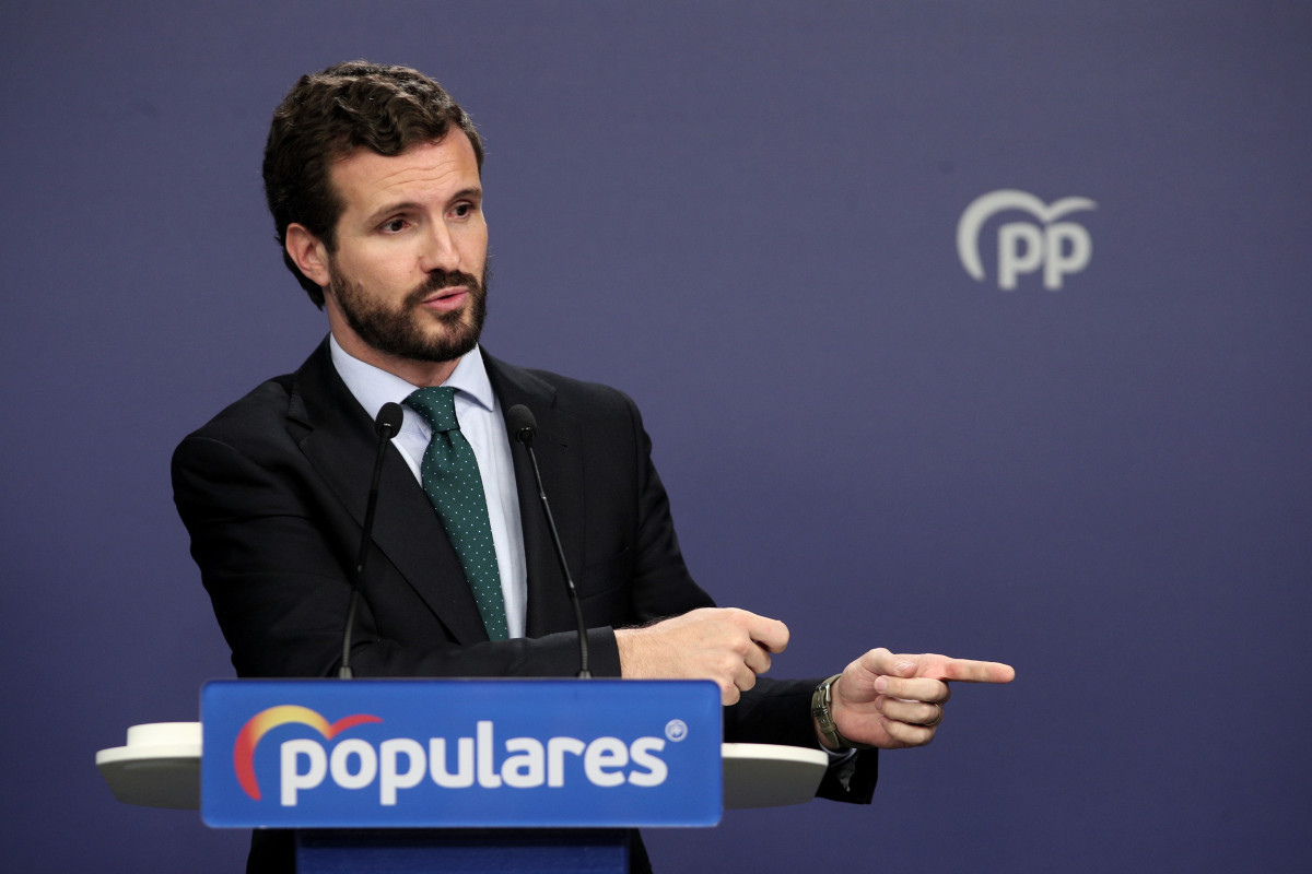 Pablo Casado dóna la mà a Sánchez però es nega a rebutjar la investidura