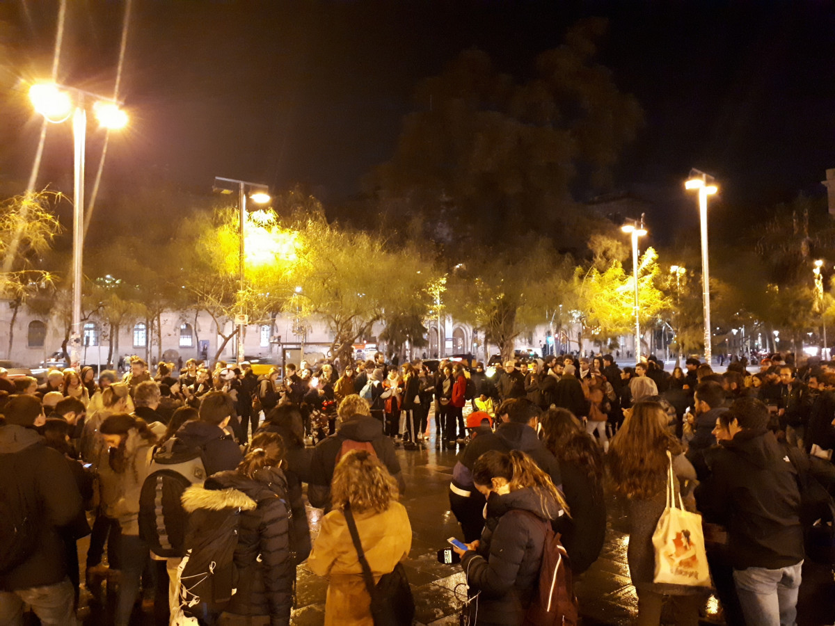 Acampats de plaça universitat protesten després de la seva desallotjament