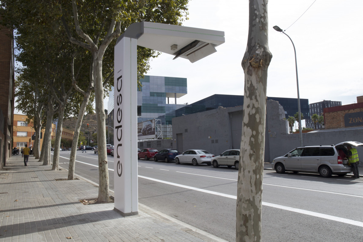 Equip de recàrrega mitjançant pantu00f3grafo instal·lat per Endesa a Barcelona