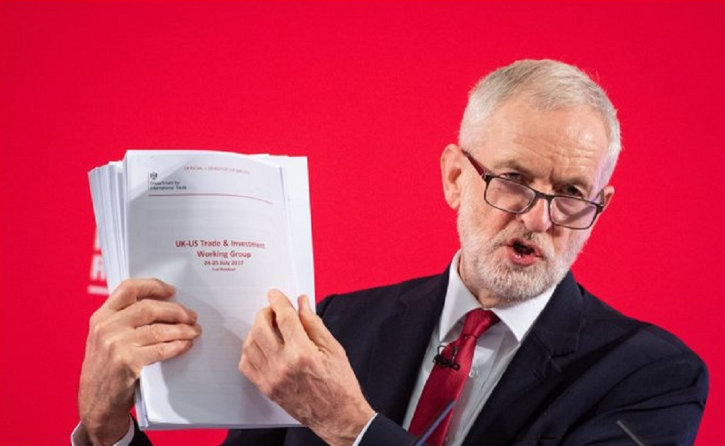 u200bCorbyn acusa Johnson de negociacions secretes per vendre el servei de salut als Estats Units