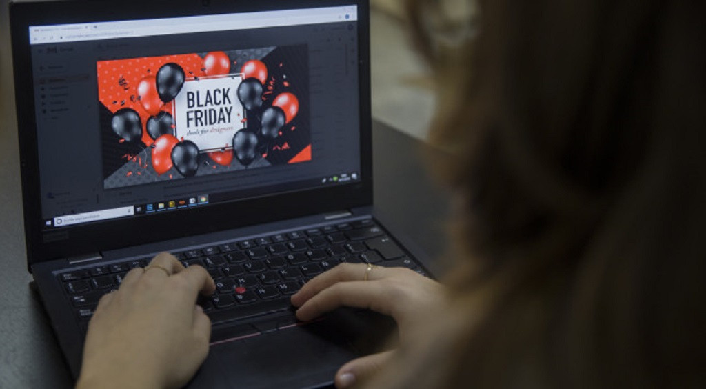 Ordinador amb imatge de el Black Friday
