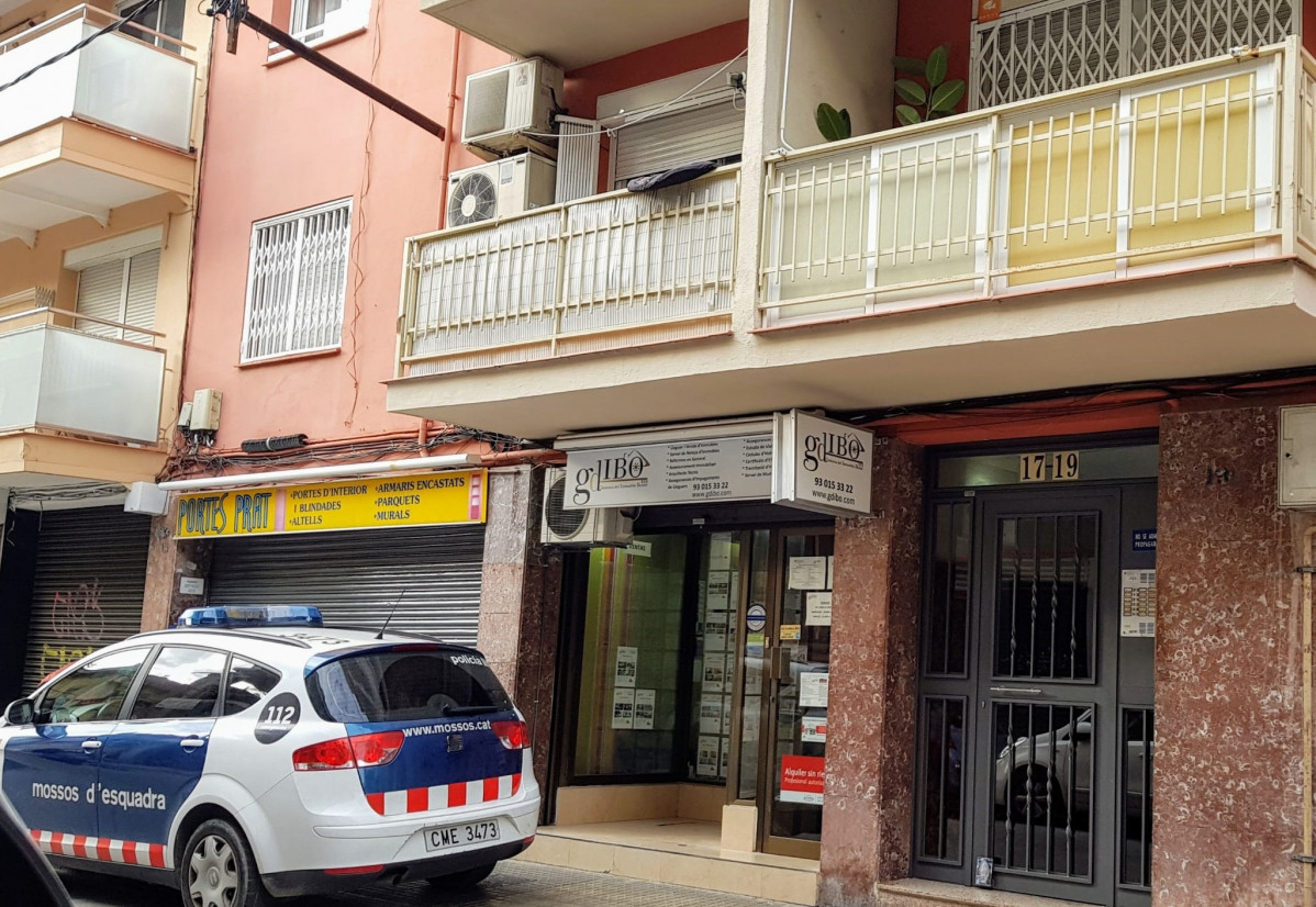 Edifici del Prat on una dona ha estat assassinada presumptament per la seva parella