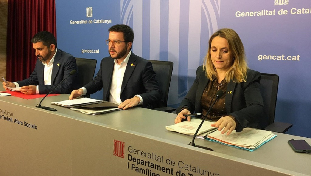 El conseller de Treball, Afers Socials i Famílies, Chakir el Homrani; el vicepresident de la Generalitat, Pere Aragonu00e8s, i la secretària d'Economu00eda, Natu00e0lia Mas