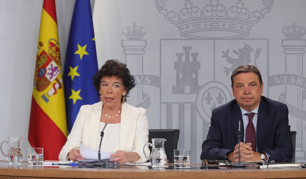 La portaveu de Govern i ministra d'Educaciu00f3n en funcions, Isabel Celau00e1 i el ministre d'Agricultura i Pesca en funcions, Luis Planas