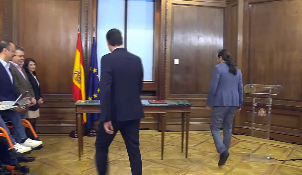 Su00e1nchez i Iglesias escenifiquen la signatura del seu acord de govern sense permetre l'entrada a la premsa