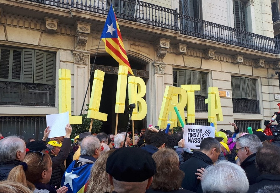 Independentistes davant de la Prefectura de Policia de Via Laietana