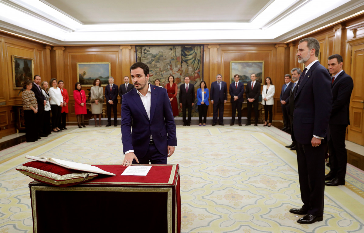 Alberto Garzu00f3n jurant el càrrec davant el Rei