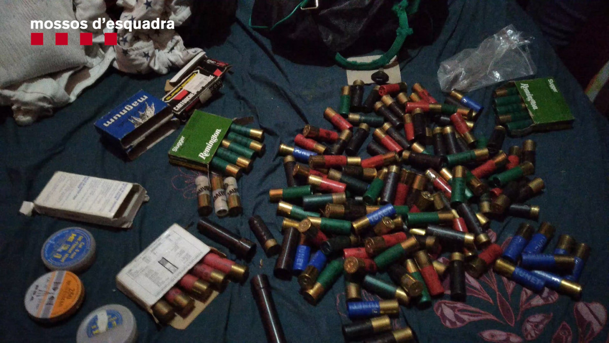 EuropaPress 2595464 Municiu00f3n confiscada en una investigaciu00f3n conjunta dels Mossos d'Esquadra i la Guàrdia Urbana de l'Hospitalet de Llobregat (Barcelona)