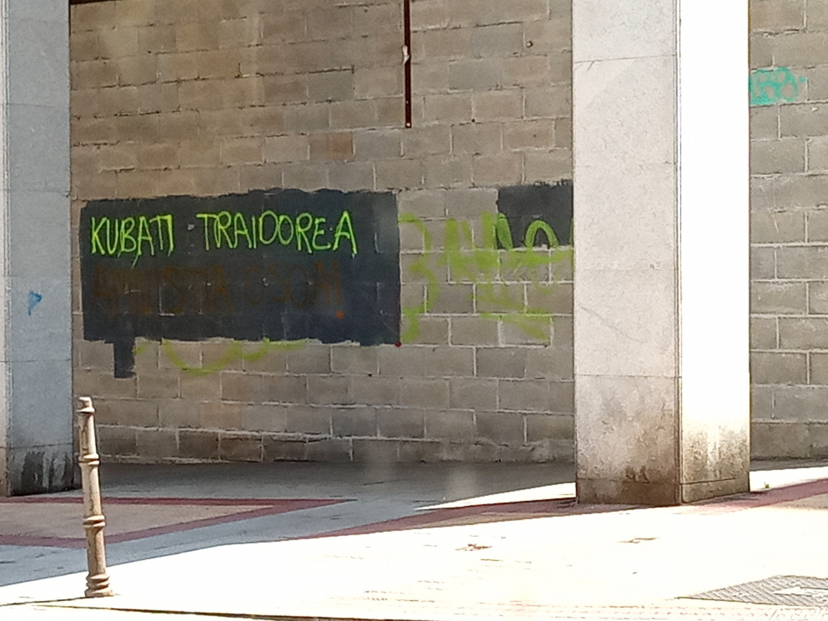 EuropaPress 2603509 Pintada contra l'etarra Josu00e9 Antonio Lu00f3pez Ruu00edz Kubati a Barakaldo (Biscaia)