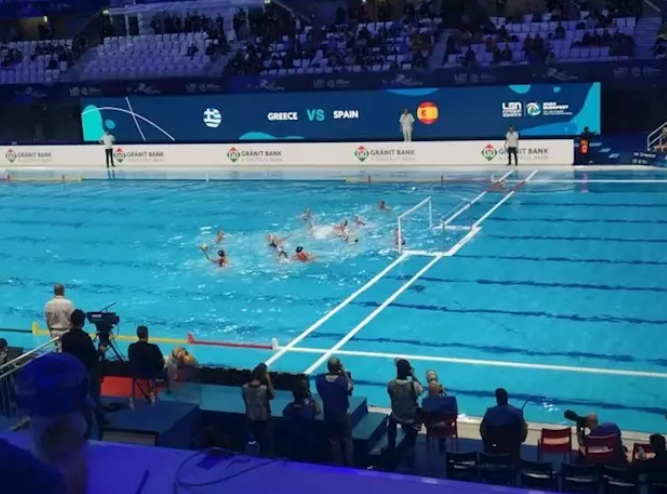 La selecciu00f3n espau00f1ola femenina de waterpolo davant Grècia a l'Europeu