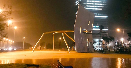 Escultura 'David i Goliat' enderrocada pel temporal Glòria