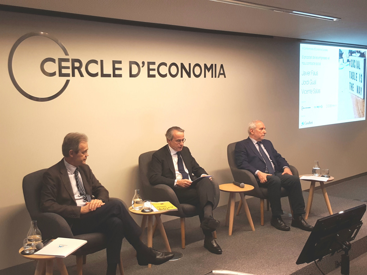 El president de CaixaBank, Jordi Gual; el president de l'Cu00edrculo de Economu00eda, Javier Faus, i el catedru00e1tico i exconseller del Banc d'Espau00f1a Vicente Salas, el 23 de gener de 2020.