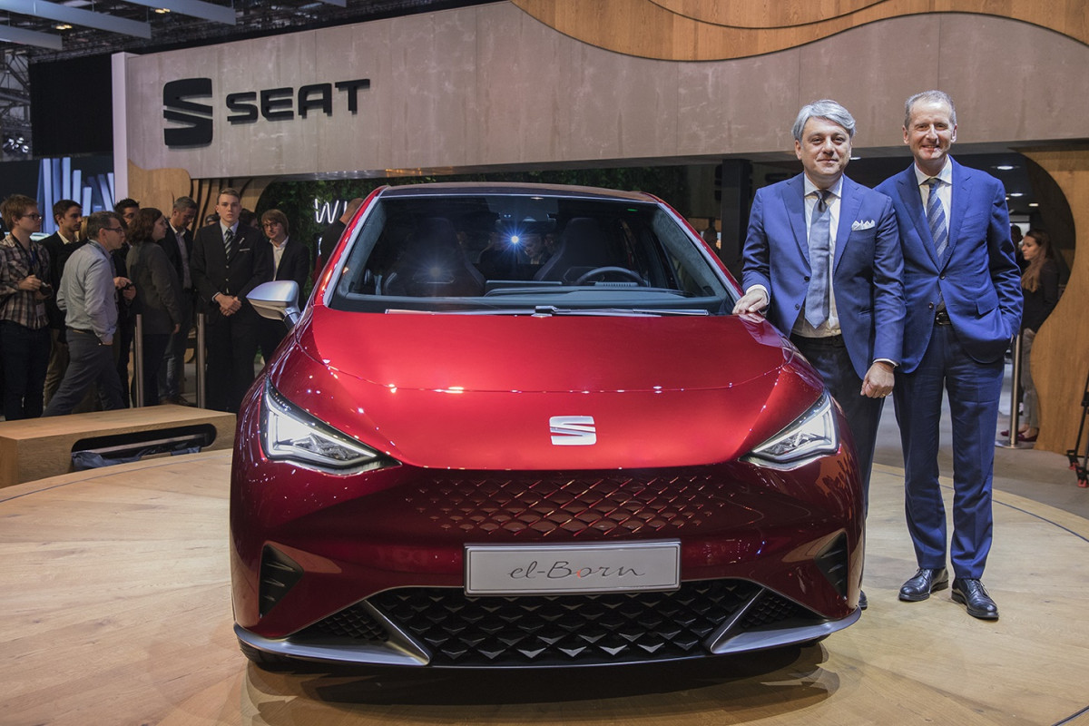 El president de Seat (esquerra), Luca de Meo, i el president de Volkswagen (dreta), Herbert Diess, posen amb el Seat al Born al Salu00f3n Internacional de l'Automu00f3vil de Ginebra de 2019