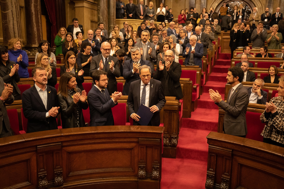 El president de la Generalitat, Quim Torra, és aplaudit a la seva arribada a un ple extraordinari convocat després de la decisió de la Junta Electoral Central (JEC) de inhabilitar