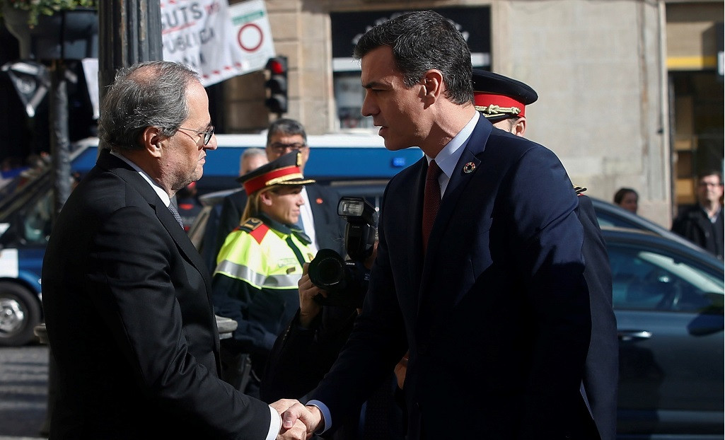Quim Torra rep a Pere Su00e1nchez al Palau de la Generalitat, abans de la seva reuniu00f3n, a Barcelona el 6 de febrer de 2020