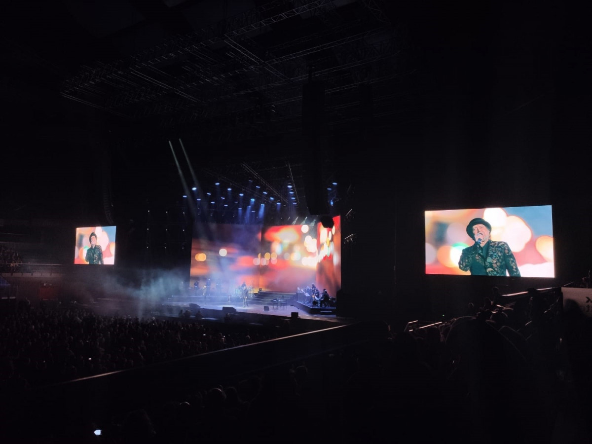 Joaquin Sabina cau de l'escenari en el seu concert a Madrid