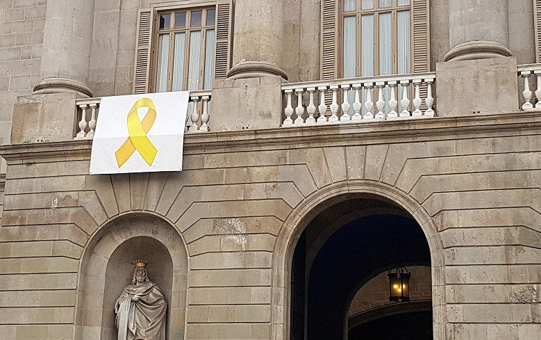 Llaç groc a l'Ajuntament de Barcelona