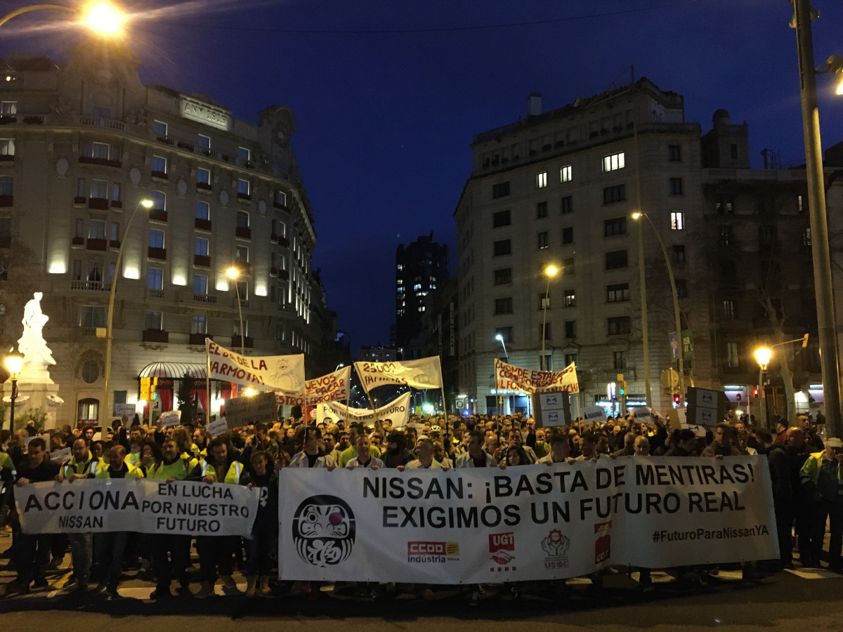 Manifestació de la plantilla de Nissan davant de la Delegació de Govern