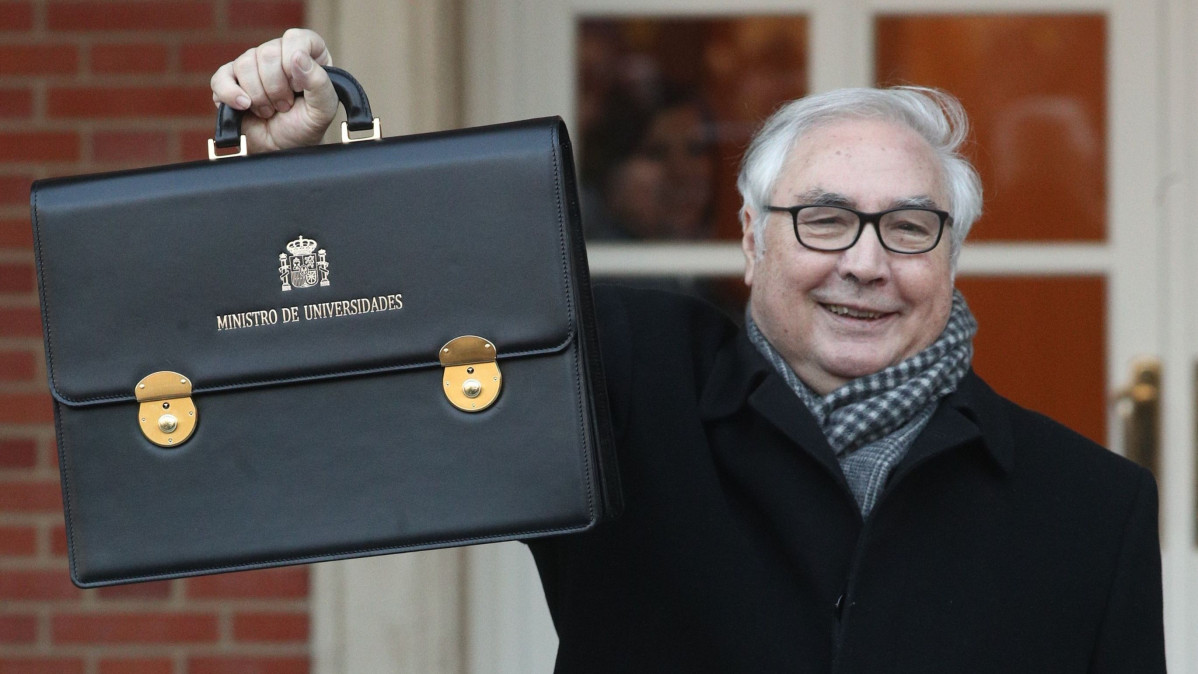 El ministre d'Universitats, Manuel Castells, mostra la seva cartera ministerial