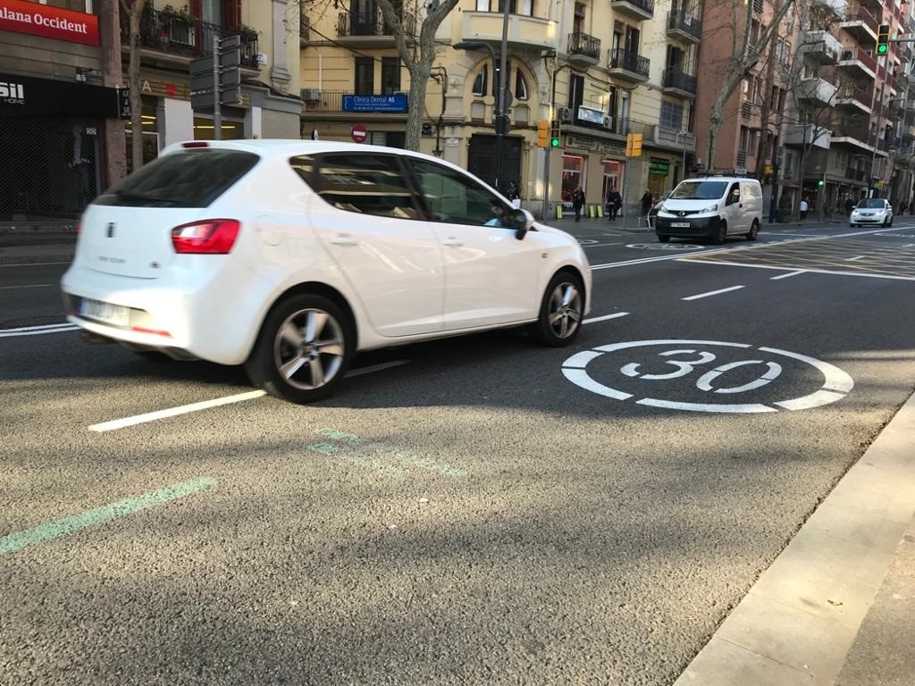 Els carrers Creu Coberta i Sants de Barcelona es converteixen en zones de velocitat 30