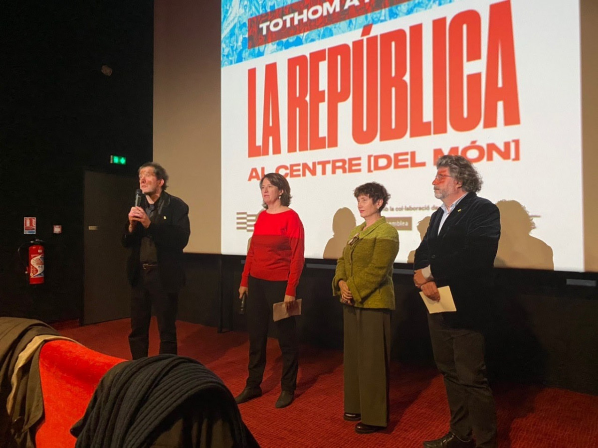 Joan Lluu00eds Lluu00eds, Elisenda Paluzie, Carme Garcia i Toni Castellu00e0 en l'acte de presentaciu00f3n de l'acte de el Consell per la Repu00fablica a Perpiu00f1u00e1n