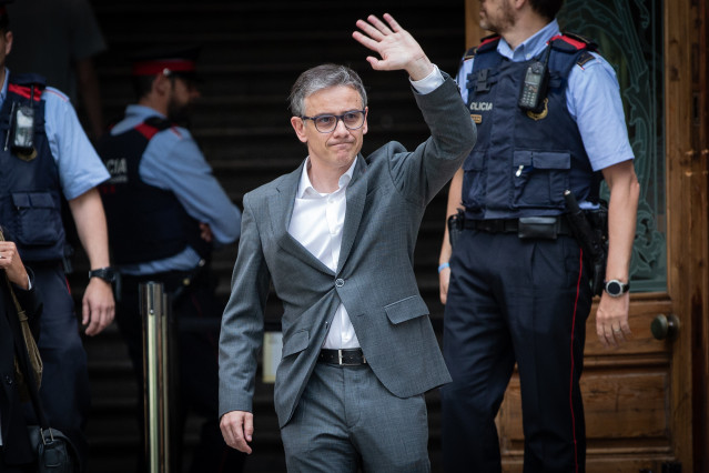 El diputat d'ERC i exsecretari d'Economia, Josep Maria Jové, surt de el Tribunal Superior de Justícia de Catalunya a Barcelona després de declarar com investigat per l'1-O. El diputado de ERC y exsecretario de Economía, Josep Maria Jové, sale del Tribunal Superior de Justicia de Cataluña en Barcelona tras declarar como investigado por el 1-O.