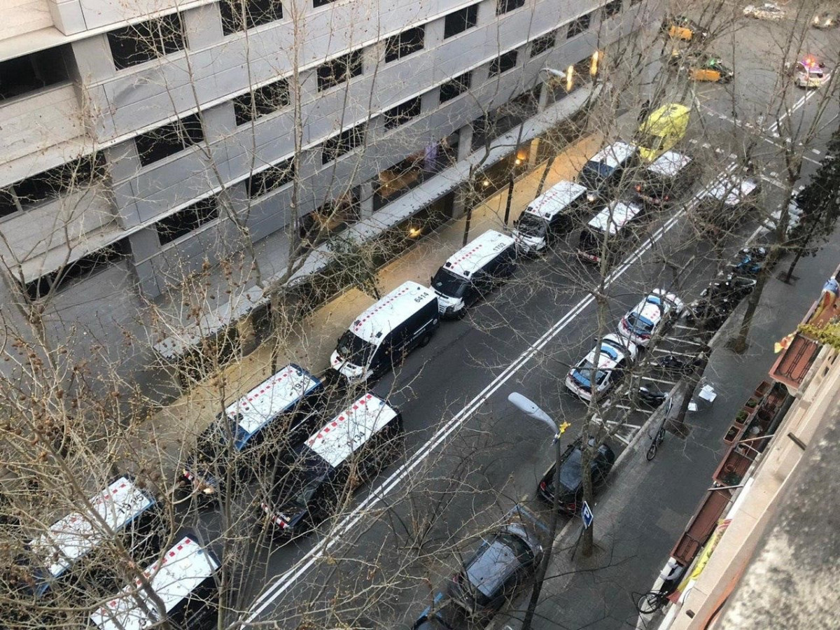 Els Mossos d'Esquadra al carrer Lleida per desnonar el Bloc Llavors