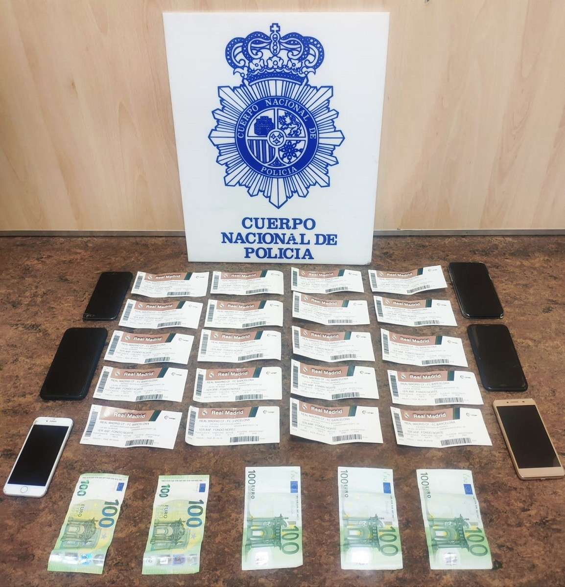 EuropaPress 2689311 Entrades falses de l'Clu00e1sico al Bernabu00e9u requisades per la Policu00eda Nacional