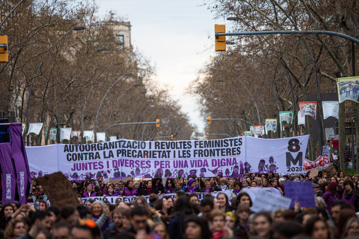 Manifestants amb una gran pancarta en què posa