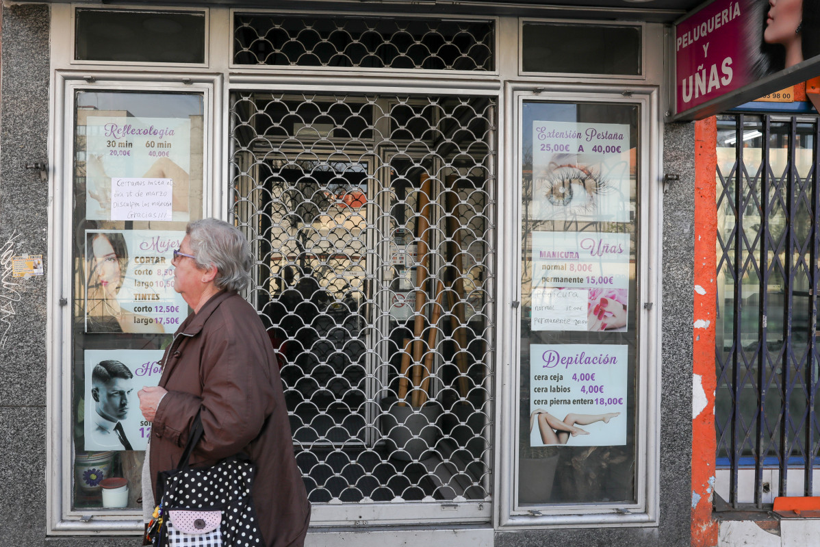 Perruqueries de Madrid totalment tancades un dia després que el Govern pidese la seva obertura durant tot l'Estat d'Alarma pel coronavirus per poder atendre usuaris que ho necessitin, en