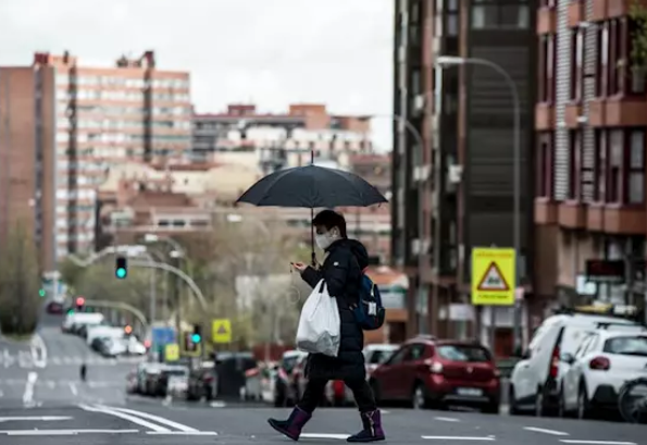 Dona amb màscara a Madrid