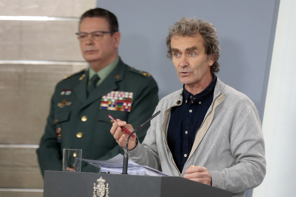(I-D) El DAO de la Guàrdia Civil, Laurentino Ceña; i el director de el Centre de Coordinació d'Alertes i Emergències Sanitàries, Fernando Simón,
