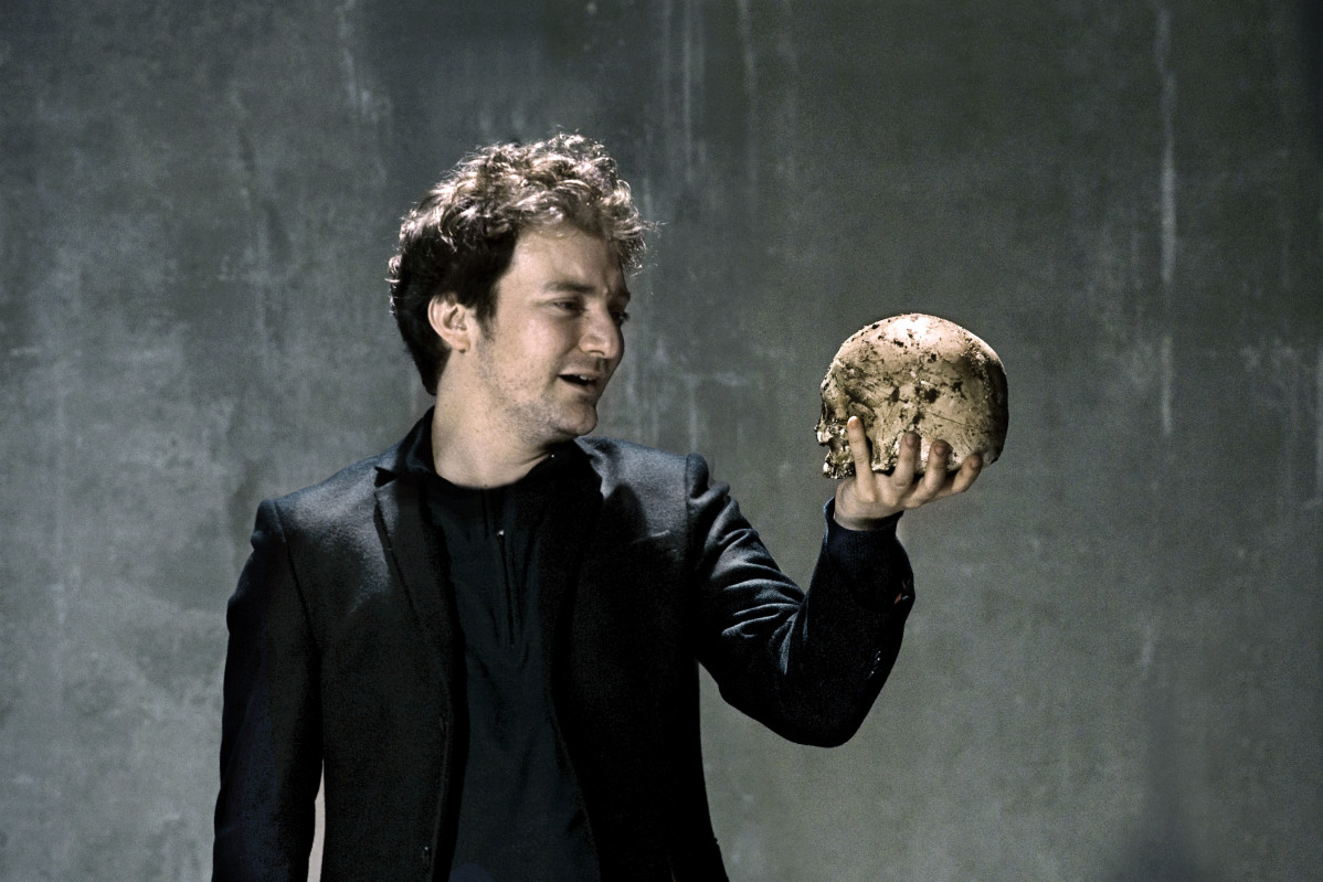 L'actor Pol López durant la seva actuació en l'obra 'Hamlet' de William Shakespeare realitzada al Teatre Lliure
