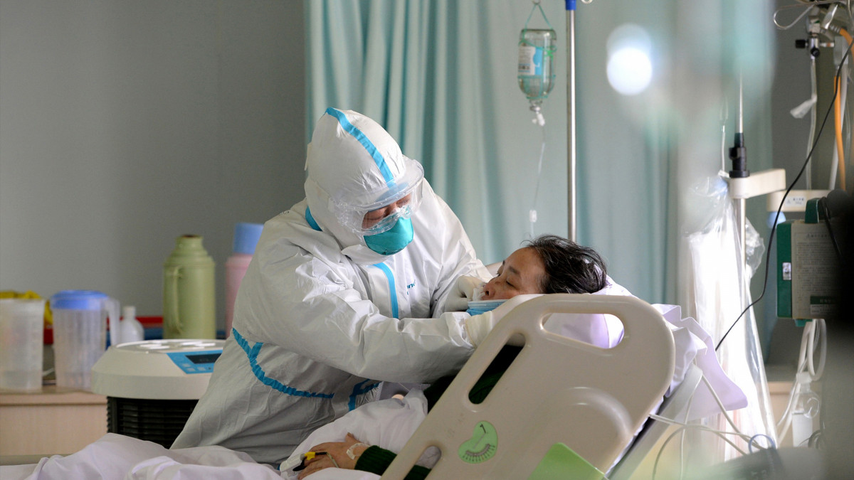 Un metge militar atén un pacient malalt de coronavirus a la unitat de cures intensives, a la Xina, a 1 de febrer de 2020.