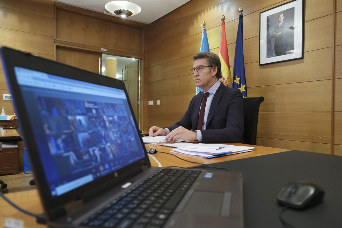 El president de la Xunta, Alberto Núñez Feijóo, es reuneix per videoconferència amb el president de Govern, Pedro Sánchez, i la resta de titulars autonòmics
