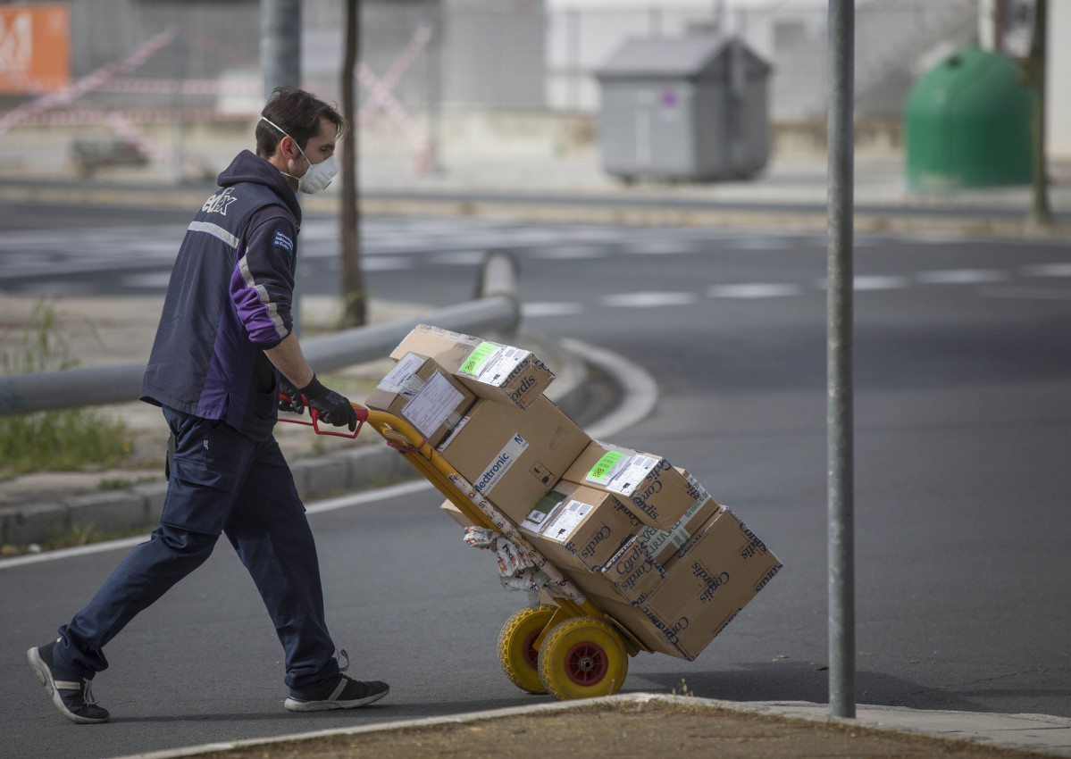 Un treballador d'una empresa de repartiment durant el sisè dia de confinament per coronavirus en la seva jornada laboral ja que és un dels pocs col·lectius que té permès seguir amb la seva activitat. Sevilla (Andalusia, Espanya), 20 de març de 2020.