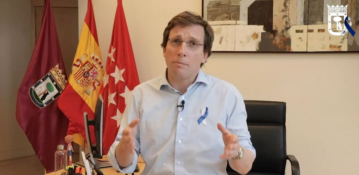 L'alcalde de Madrid, José Luis Martínez-Almeida, participa en un vídeo de l'Ajuntament per animar els ciudanos a que es quedin a casa durant l'onada de l'coronavirus.