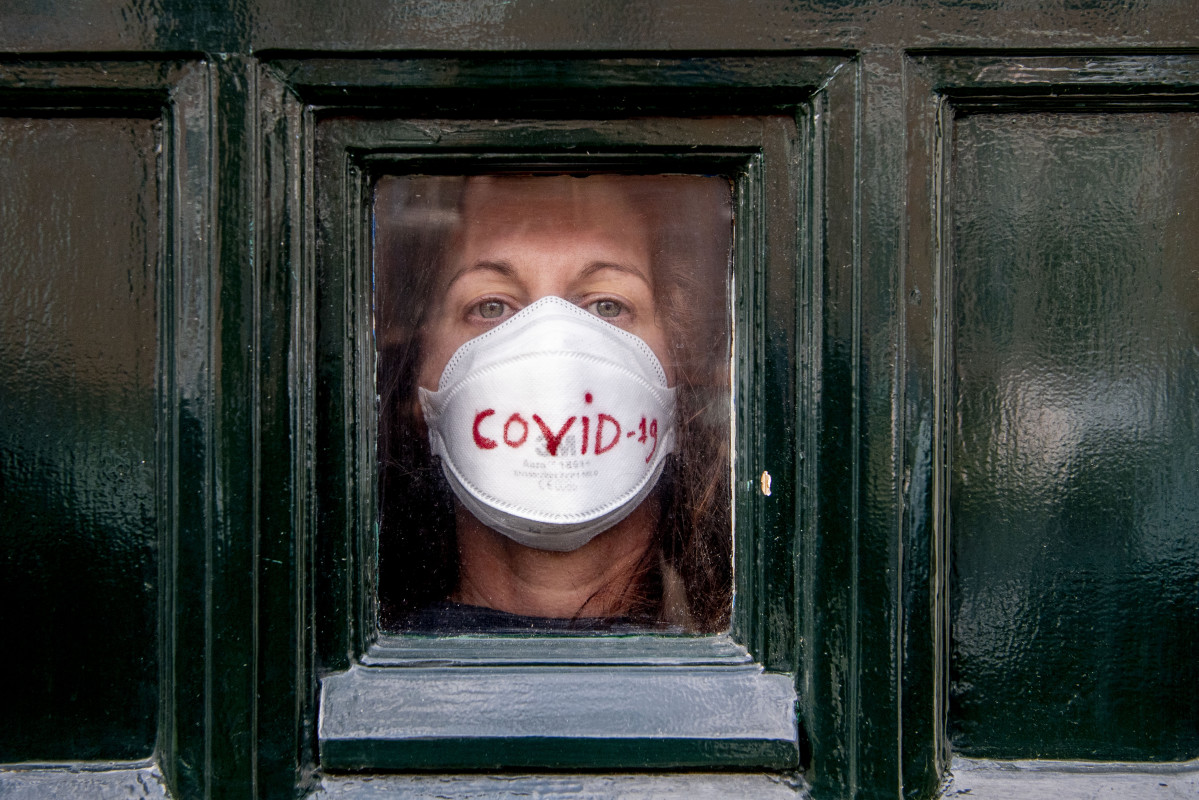 Dona amb màscara pel coronavirus a l'Haia