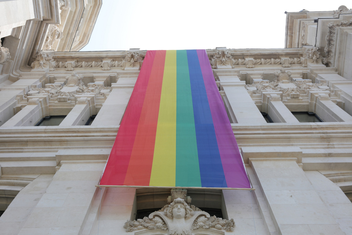 Bandera LGTBI colacada a la part esquerra de la façana del Palau de Cibeles, seu de l'Ajuntament de Madrid, durant les festes de l'Orgull Gai 2019.
