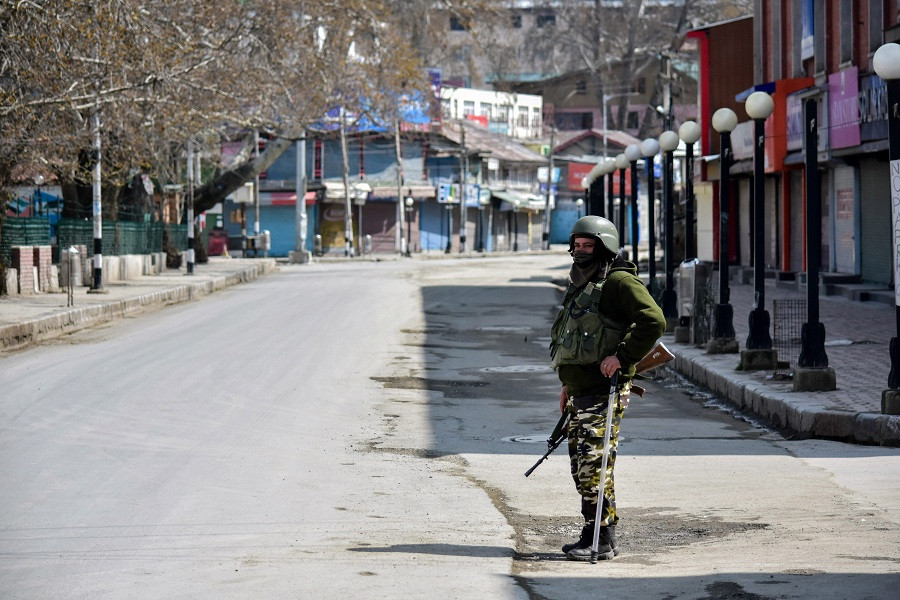 March 2020 índia Srinagar paramilitary trooper estands on guard