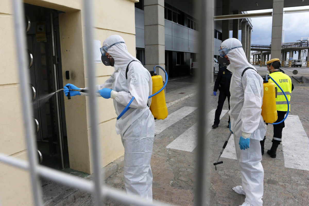 Efectius de la Unitat Militar d'Emergències, UME realitzen tasques de neteja i desinfecció a Màlaga