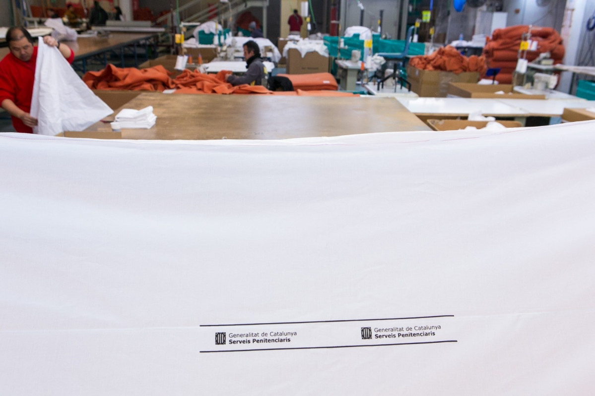 Presos de presons catalanes fabriquen 32.000 uniformes sanitaris per als hospitals durant la pandèmia de coronavirus.